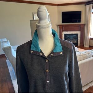 Gray sweatshirt with blue color and silver buttons